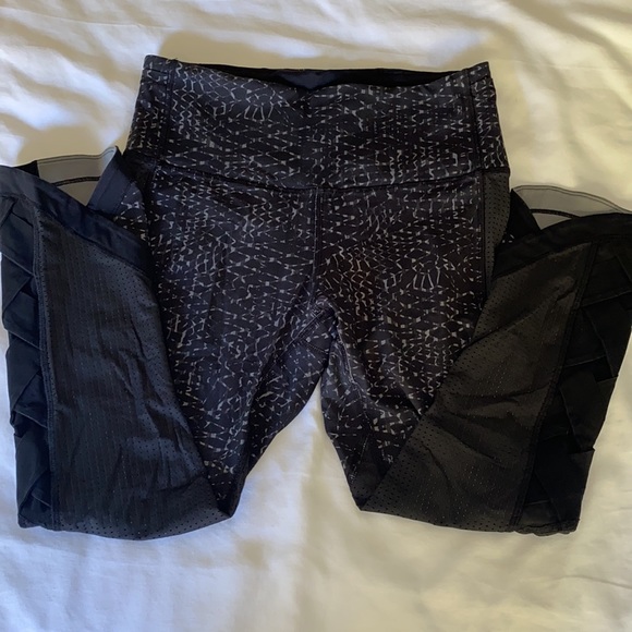 Lululemon Crops Size 4 HR with Mesh Details - Picture 2 of 8